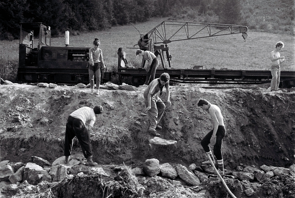 Laureát Ceny SR za krajinu 2012 - Čiernohronská železnica, (na fotografii obnova výhybne Šánske dobrovoľníkmi v roku 1985)